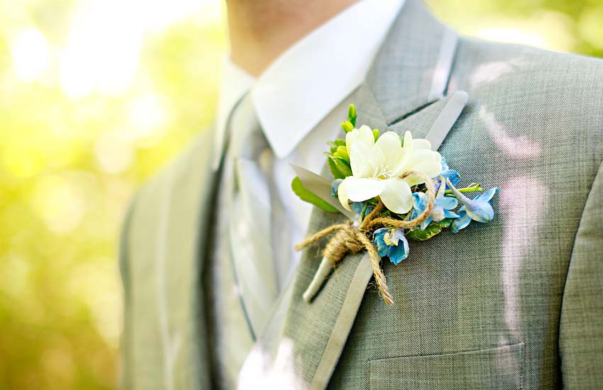 The boutonniere with flowers