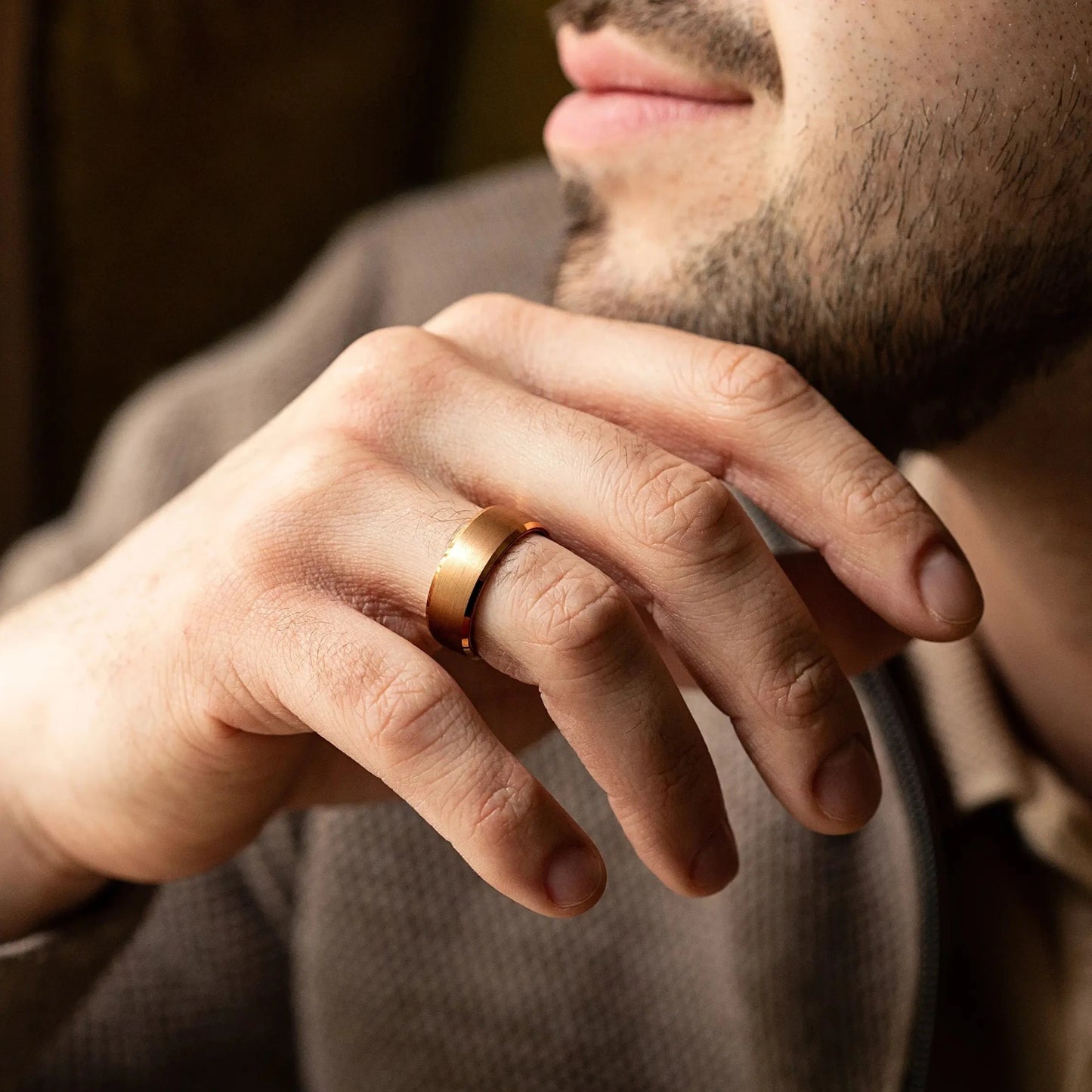 Ring made of Whiskey Barrel Oak Wood, Titanium and Tungsten. Version with band width 8 mm. The ring is on a man's hand